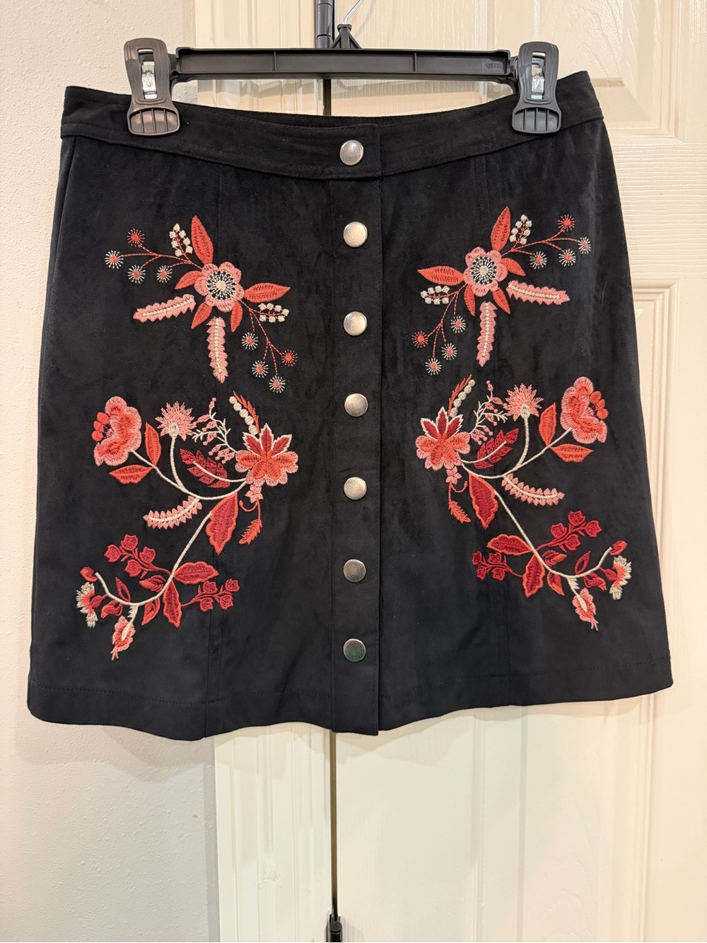 miami Black Button-Front Mini Skirt with Coral Floral Embroidery Sz M